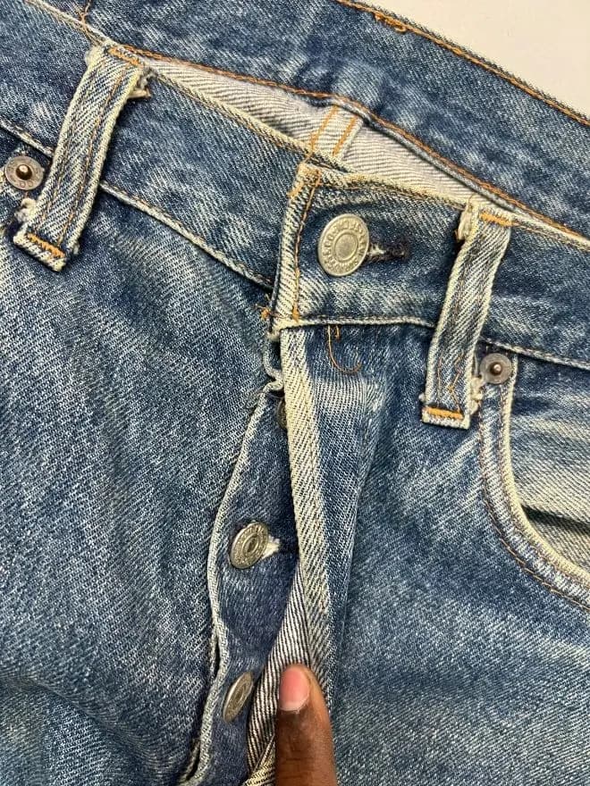 Vintage Levi’s White Selvedge Denim Jeans | Size 32 | Classic Blue Jeans — image 7 of 11
