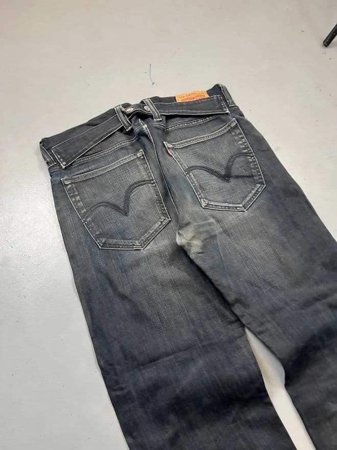 Vintage Levi’s 533 Loose Fit Buckle Belt Jeans | Size 36 | Blue Denim — image 7 of 11
