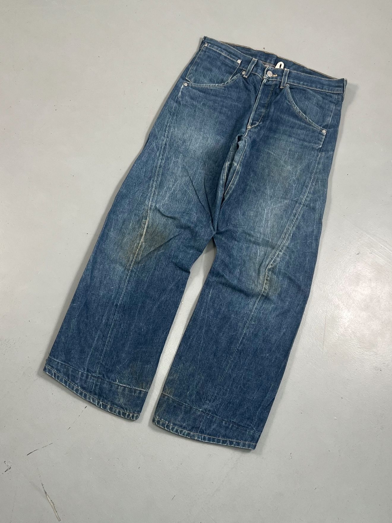 Vintage Levi’s Engineer Jeans with Buckle-Belt – Size US 28 / EU 44