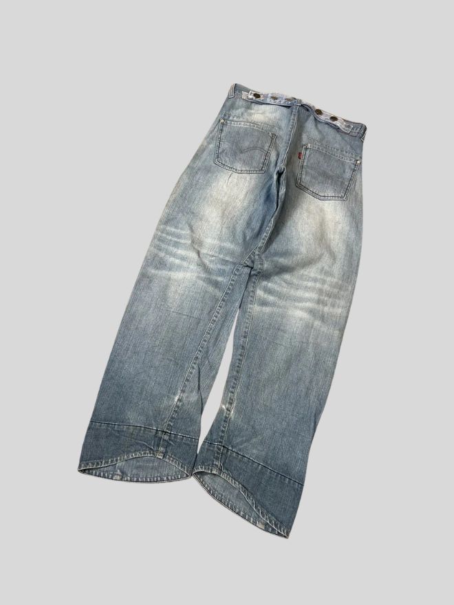 Vintage Levi’s Engineer Jeans with Custom Buckle Belt – Size 32